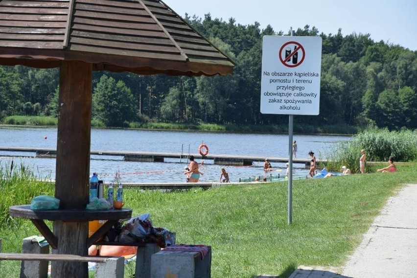 Sinice w zalewie w Kłobucku. Zakaz kąpieli na Zakrzewie