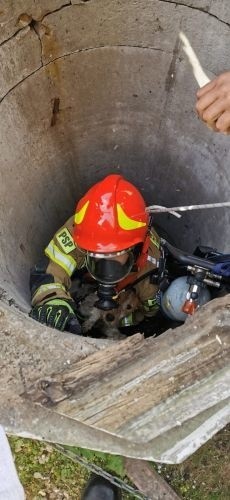 Strażacy wydobyli psa ze studni głębokiej na około 20 metrów