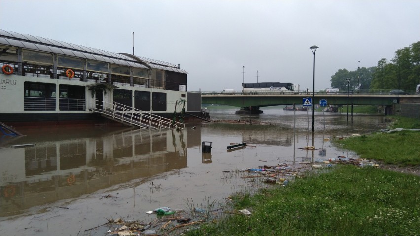 Alarm powodziowy w Krakowie. Fala kulminacyjna na Wiśle [NA ŻYWO]
