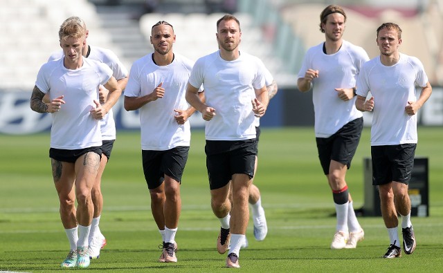 Christian Eriksen (w środku) przewodzi kolegom podczas treningu reprezentacji Danii w Katarze