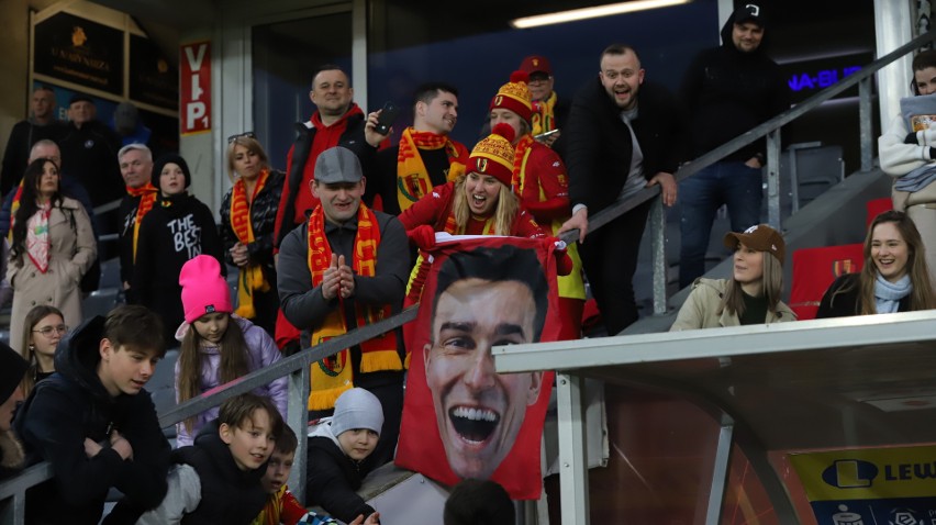 Wyjątkowe zdjęcia piłkarzy Korony Kielce z rodzinami i kibicami na Suzuki Arenie. Tak fetowali zwycięstwo z Jagiellonią Białystok