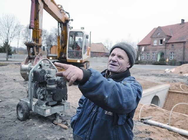 - Kanał był zamulony. Wystarczyło trochę opadów i już woda podtapiała gospodarstwa - mówi Henryk Żyłka (fot. Mariusz Kapała)