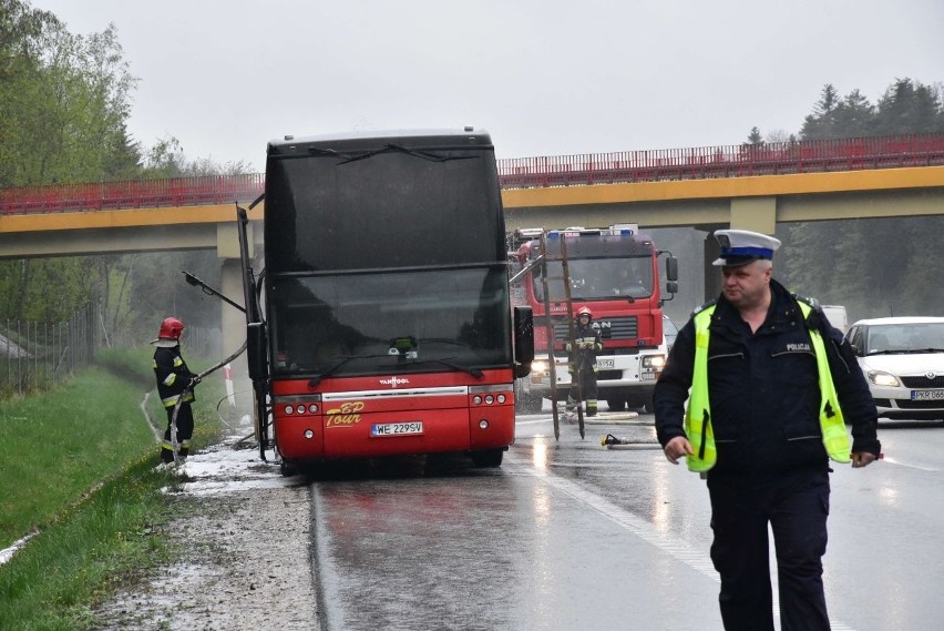 Na trasie krajowej S7, koło węzła Wiśniówka spłonął autobus! 