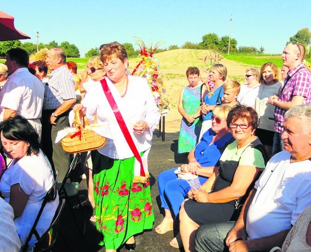 Starościna dożynek Maria Nowak częstowała gości chlebem