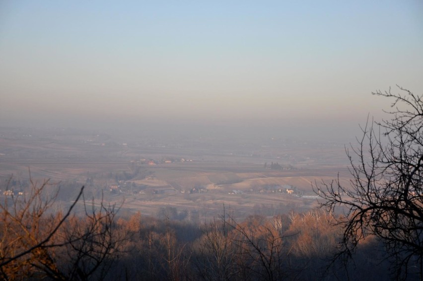 Smog w Krakowie i Małopolsce. Duże prawdopodobieństwo przekroczenia dopuszczalnego poziomu dobowej normy stężenia pyłu PM10 [DANE]