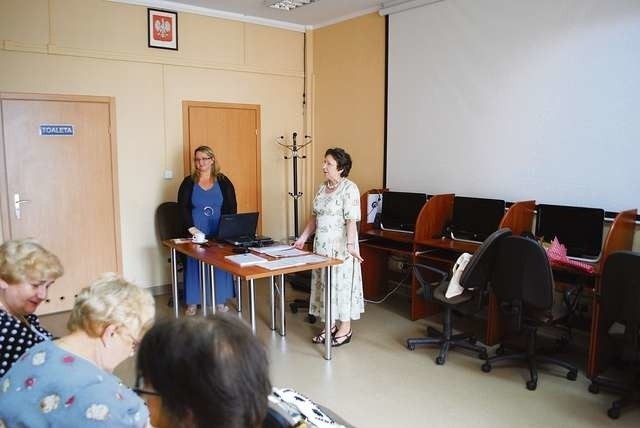 Koordynator filii UTW Janina Tuszyńska i Iwona Osial otwierają ostatni wykład w bieżącym roku akademickim