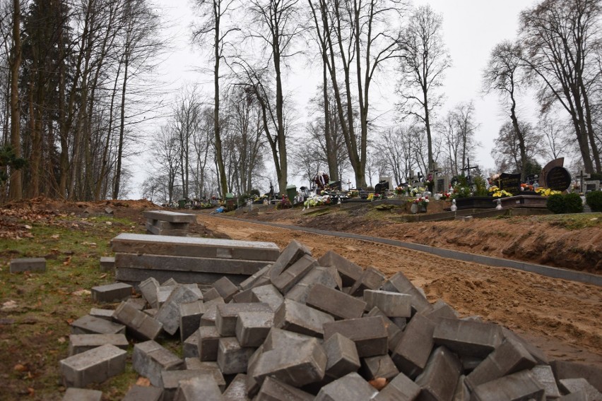Budują kolejną alejkę na cmentarzu komunalnym w Miastku