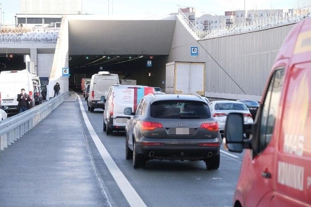 Nie ma ulicy dla Bydgoszczy w Warszawie. To może tunel. A jeśli tunel to ten niedawno otwarty, pod Ursynowem.