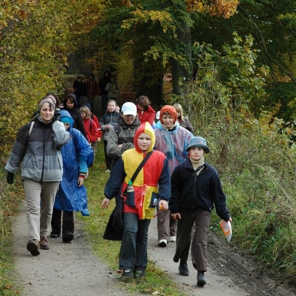 Wedrując od 1993 roku pokonaliśmy ponad tysiąc kilometrów na stu trasach rekreacyjnej imprezy na orientacje z "Glosem Pomorza w plener". Tym razem okolo 700 osób przemierzalo trasy w okolicach Miastka.