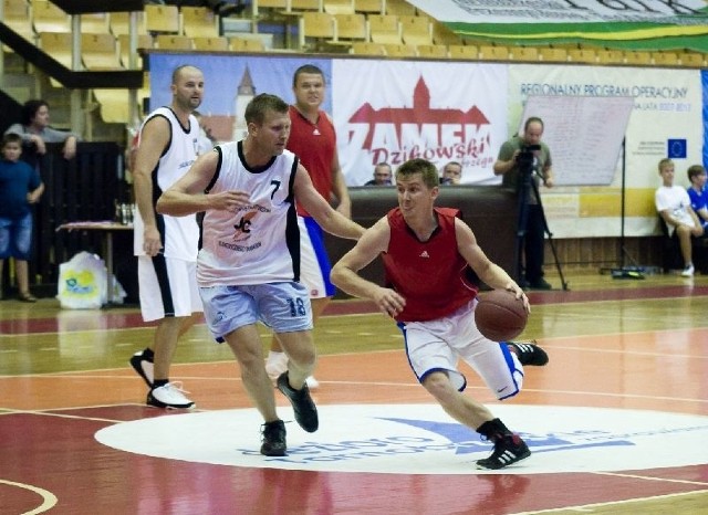 Finał Jezioro Basket Cup w kategorii open to pojedynek Slam Drinkers (czerwone koszulki) z Biłgoraja z tarnobrzeskim Zakładem Energetycznym J.Cz. Lepsi okazali się goście z Biłgoraja.