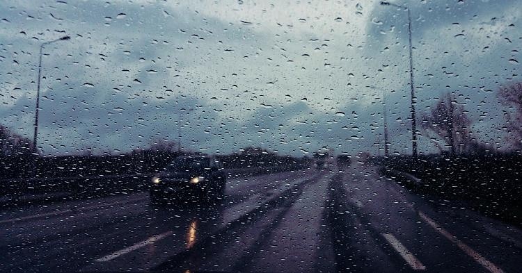 Niebezpiecznie przez deszcz na śląskich drogach