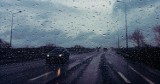 Niebezpiecznie przez deszcz na drogach w Śląskiem w święta. Policja rozpoczyna działania świąteczne