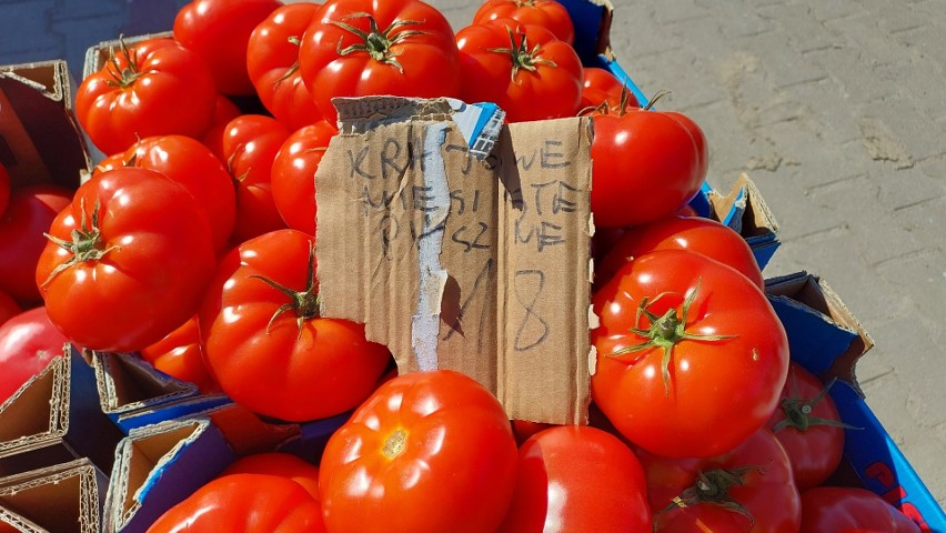 Mnóstwo osób na targu w Opatowie w środę 10 maja. Jakie ceny warzyw i owoców? Zobacz zdjęcia 