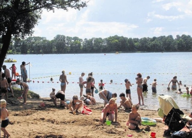 Plaże na Mazurach, tak jak ta nad Jeziorem Ełckim, są pełne wczasowiczów