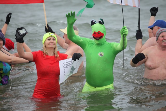 W niedzielę, w samo południe, na plaży zachodnie koło Bunkrów Bluchera ponad 100 osób kąpało się w morzu biorąc udział w akcji bicia Rekordu Guinessa.