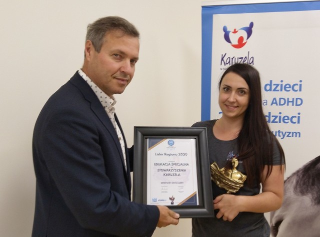 Nagrodę z rąk Sławomira Baćkowskiego, dyrektora radomskiego oddziału "Echa Dnia" odebrała Linda Dąbrowska, dyrektorka przedszkola.