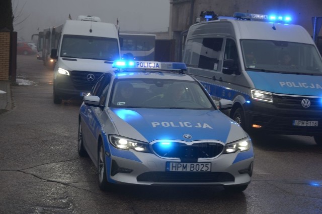 Policjanci z Suwałk doprowadzili konwój z pomocą humanitarną do granic powiatu, a stamtąd pojazdy kontynuowały podróż w eskorcie podlaskich policjantów
