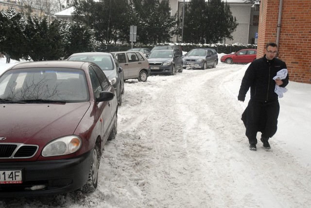 Codziennie pod murami katedry parkuje kilkanaście aut