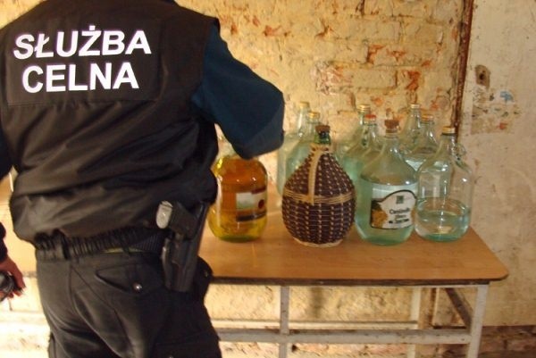 W jednej z miejscowości pod Prudnikiem policja i funkcjonariusze Izby Celnej w Opolu znaleźli 120 litrów nielegalnie pędzonego alkoholu oraz duże ilości zacieru śliwkowego w beczkach.