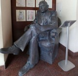 Uniwersytet Medyczny chce rzeźbę Gustawa Holoubka