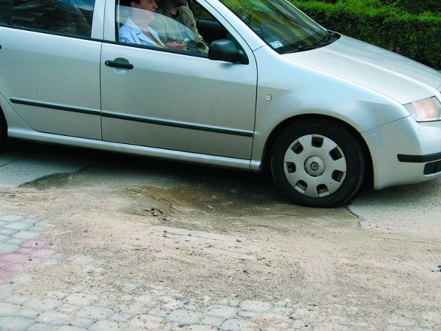 Od wczoraj, widząc taką dziurę kierowca może sam zadzwonić i powiadomić służby komunalne. Te powinny szybko zareagować i i naprawić nawierzchnię.