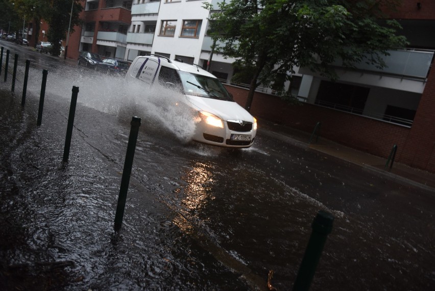 14.07.2016 poznan lg ulewa deszcz. glos wielkopolski. fot....