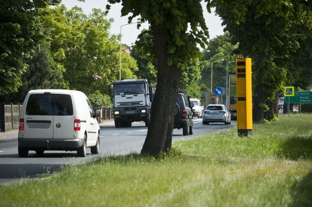 Sianowski fotoradar mierzy prędkość na dwóch pasach ruchu. Wykonuje wysokiej jakości zdjęcia i jest odporny na trudne warunki pogodowe.