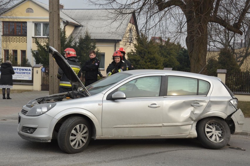 Wypadek w Łowiczu. Do szpitala trafiła ciężarna kobieta oraz dwuletnie dziecko [Zdjęcia]