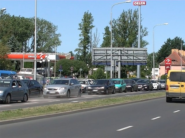 Przed godziną 10 na krajowej jedenstce na wysokości ulicy Gnieźnieńskiej (skrzyżowanie świetlne przy Atrium) doszło do zderzenia radiowozu i samochodu osobowego marki renault.