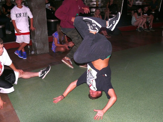 Tancerze tańczący hip-hop pokazywali akrobatyczne umiejętności.