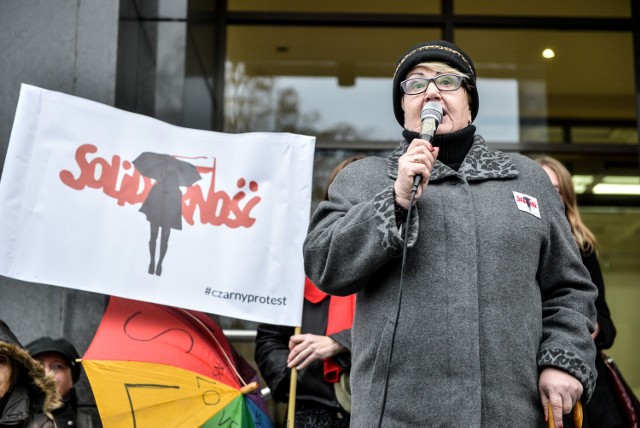 Październikowy protest przed siedzibą Solidarności w Gdańsku przeciwko doniesieniu, jakie  władze związku złożyły do prokuratury na organizatorów "czarnego protestu"