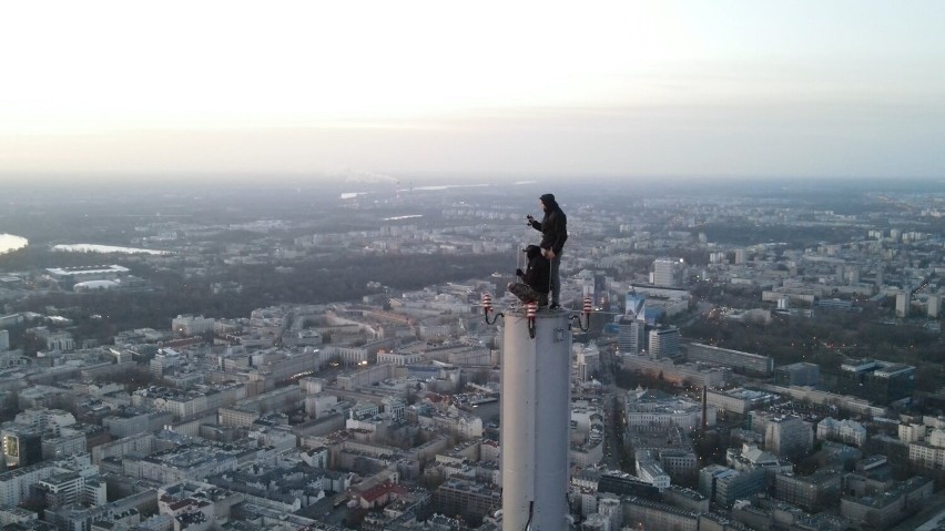 Wymiana żarówki na szczycie Varso Tower. To najwyższy...