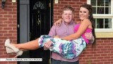 Schudła 57 kilogramów, aby mąż mógł ją przenieść przez próg (wideo)
