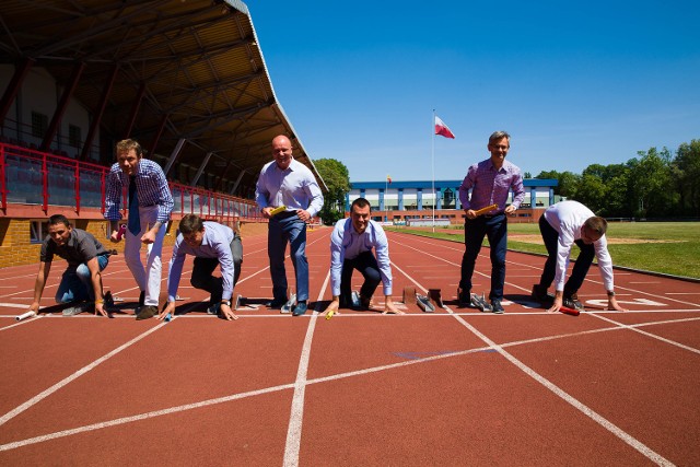 W niedzielnym maratonie wezmą udział drużyny z różnych zakładów pracy, instytucji, urzędów. Swoich przedstawicieli będzie też miał magistrat. Pobiegnie m.in. dwóch wiceprezydentów - Robert Jóźwiak oraz Rafał Rudnicki. Na zdjęciu razem z organizatorami imprezy.