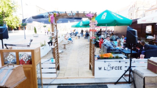 Plaża kawiarni „W Lufcie” już działa na bytomskim Rynku. Zobacz kolejne zdjęcia. Przesuwaj zdjęcia w prawo - naciśnij strzałkę lub przycisk NASTĘPNE