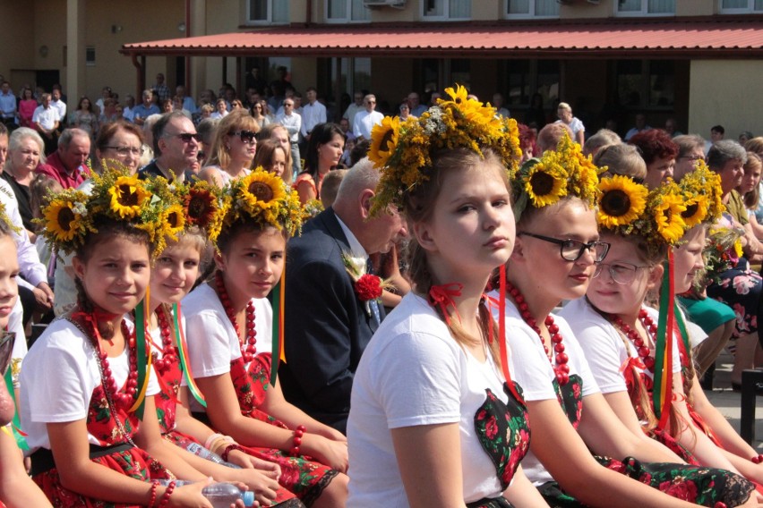 Wspaniałe dożynki parafialne w Trześni. Było kolorowo i tradycyjnie. Zobaczcie grupy dożynkowe i ich wieńce [ZDJĘCIA]