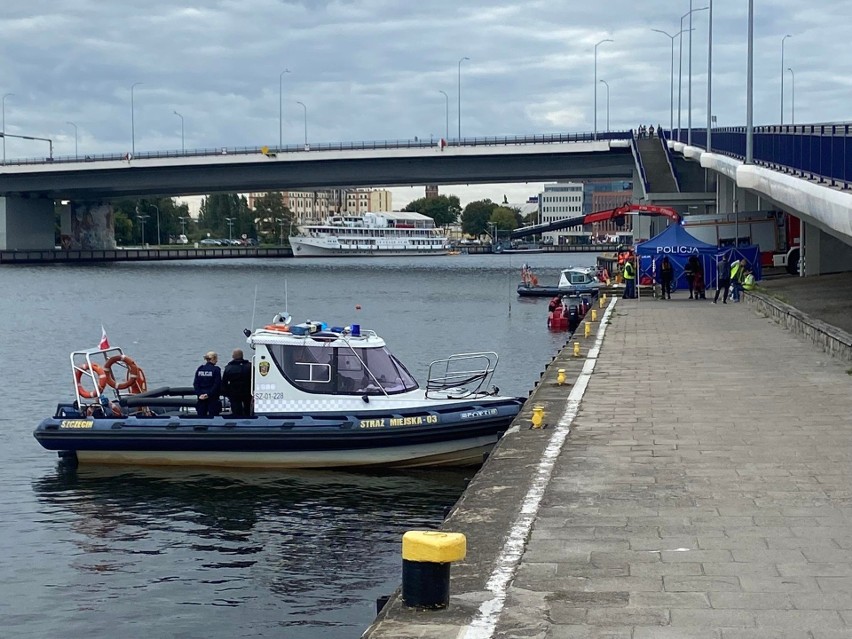 Akcja ratunkowa. Samochód wjechał do Odry 15.09.2022