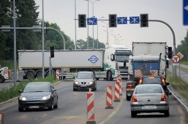 Ruch wahadłowy oraz niedziałająca sygnalizacja powoduje, że m.in. na ul. Sławińskiego tworzą się korki. Podróżowanie w tym rejonie miasta nie należy do najłatwiejszych.