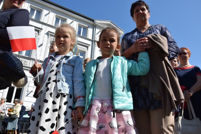 Uroczystości Dnia Wojska Polskiego w Szczecinku odbyły się w cieniu ich bojkotu przez burmistrza miasta. - Szukajmy tego co nas łączy, a nie dzieli - apelowała szczecinecka posłanka Prawa i Sprawiedliwości Małgorzata Golińska pod pomnikiem Józefa Piłsudskiego, gdzie po mszy świętej odbyły się uroczystości Dnia Wojska Polskiego. Przypominała, że strony sporu politycznego w Polsce mimo różnych jej wizji powinna łączyć i łączy miłość do Ojczyzny. Zwłaszcza w dniu tak szczególnym jak rocznica Cudu nad Wisłą, w którym polski żołnierz obronił odrodzoną Polskę przed nawałą bolszewicką Była to aluzja do decyzji burmistrza Szczecinka, który oficjalnie zapowiedział, iż uroczystości organizowane przez PiS będzie bojkotował, bo nie zgadza się obecną polityką Ministerstwa Obrony Narodowej. Inni samorządowcy z terenu powiatu, lokalna opozycja, służby mundurowe, harcerze i mieszkańcy w uroczystościach patriotycznych udział wzięli. 