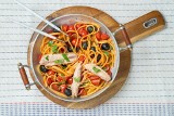 Spaghetti alla puttanesca. Tak wyrazistego sosu jeszcze nie jadłeś. Poznaj przepis na słynne włoskie danie, którym zachwycisz gości