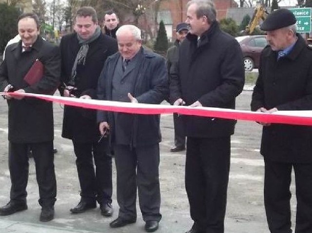 Biało-czerwoną wstęgę na otwarcie bazaru cięli dygnitarze... pod okiem uroczej Śnieżynki.