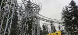 Rollercoaster w Ciężkowicach? Nie! To budowa ścieżki w koronach drzew. Potężne, stalowe konstrukcje stawiane są w lesie na Rakutowej