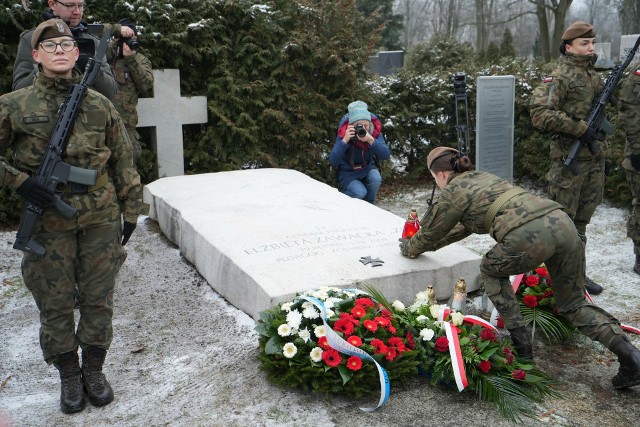Toruń nie zapomina o generał Elżbiecie Zawackiej. W 15. rocznicę śmierci, w środę 10 stycznia na jej grobie na cmentarzu św. Jerzego złożono kwiaty i zapalono znicze