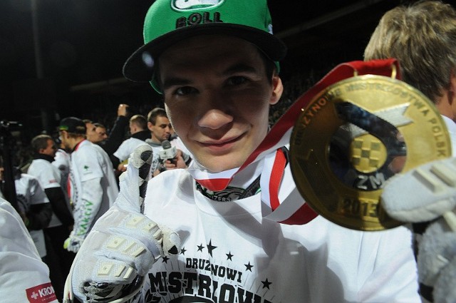 Patryk Dudek, najlepszy junior świata, na licytację przekazał m.in. żużlowe rękawiczki, w których odebrał złoty medal drużynowych mistrzostw Polski.