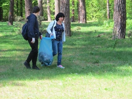 Uczniowie ze szkoły podstawowej w Kozienicach sprzątali las...