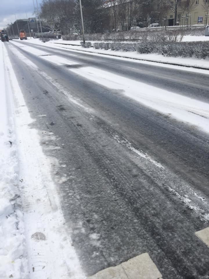 Wrocław zaskoczony zimą. Ulice i chodniki jak lodowisko (ZDJĘCIA)