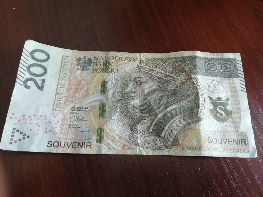 Trzy nieprawdziwe banknoty o nominalne 100 i 200 złotych...