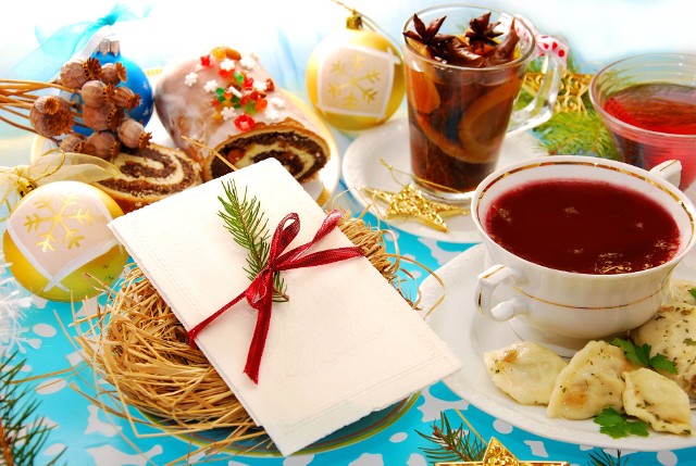 Domownicy i goście zasiadający przy świątecznym stole powinni przynajmniej posmakować każdego wigilijnego dania. Mają one symboliczne znaczenie.