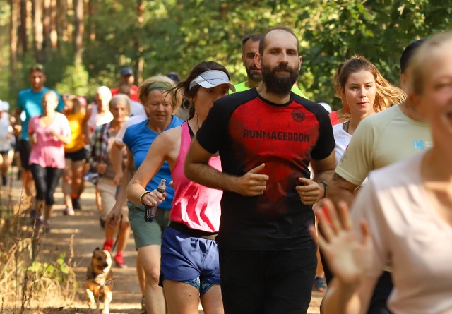 Tradycyjnie toruńscy biegacze spędzili sobotni poranek na trasie parkrunu w lasku Na Skarpie. W ostatnią sobotę sierpnia pogoda dopisała i skutecznie zachęciła wiele osób do wzięcia udziału w rywalizacji na dystansie 5 km. Mamy zdjęcia z parkrunu - zobacz je na kolejnych stronach ->>>Czytaj równieżWciąż dwóch liderów. Oto średnie żużlowców ApatoraŻużel w TV. Terminarz transmisji na weekend