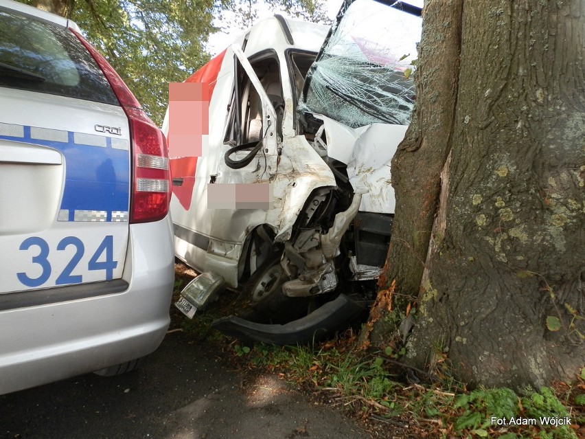 Wypadek koło Tychowa: Kurier uderzył w drzewo [zdjęcia]